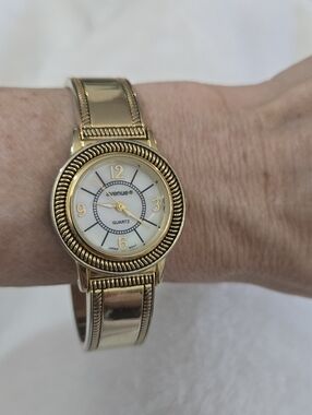 Avenue Watch Womens Gold Tone Classic Stainless Steel Cuff Style